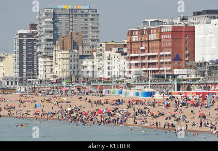 Brighton, UK. 27 Aug, 2017. Menschenmassen genießen Sie die schönen sonnigen Wetter auf Brighton Seafront heute als Temperaturen erwartet werden so hoch wie 28 Grad über die Bank Wochenende, das ist ein Rekord für August: Simon Dack/Alamy Leben Nachrichten zu erreichen. Stockfoto