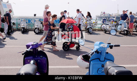 Brighton, UK. 27 Aug, 2017. Menschenmassen genießen Sie die schönen sonnigen Wetter auf Brighton Seafront heute als Temperaturen erwartet werden so hoch wie 28 Grad über die Bank Wochenende, das ist ein Rekord für August: Simon Dack/Alamy Leben Nachrichten zu erreichen. Stockfoto