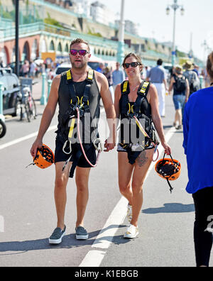 Brighton, UK. 27 Aug, 2017. Sonnenanbeter geniessen Sie die schönen sonnigen Wetter auf Brighton Seafront heute als Temperaturen erwartet werden so hoch wie 28 Grad über die Bank Wochenende, das ist ein Rekord für August: Simon Dack/Alamy Leben Nachrichten zu erreichen. Stockfoto