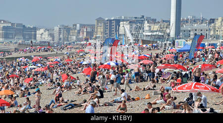 Brighton, UK. 27 Aug, 2017. Menschenmassen genießen Sie die schönen heißen, sonnigen Wetter am Strand von Brighton heute als Temperaturen erwartet werden so hoch wie 28 Grad über die Bank Wochenende, das ist ein Rekord für August: Simon Dack/Alamy Leben Nachrichten zu erreichen. Stockfoto