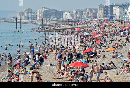 Brighton, UK. 27 Aug, 2017. Menschenmassen genießen Sie die schönen heißen, sonnigen Wetter am Strand von Brighton heute als Temperaturen erwartet werden so hoch wie 28 Grad über die Bank Wochenende, das ist ein Rekord für August: Simon Dack/Alamy Leben Nachrichten zu erreichen. Stockfoto