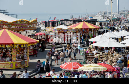 Brighton, UK. 27 Aug, 2017. Menschenmassen genießen Sie die schönen heißen, sonnigen Wetter am Strand von Brighton heute als Temperaturen erwartet werden so hoch wie 28 Grad über die Bank Wochenende, das ist ein Rekord für August: Simon Dack/Alamy Leben Nachrichten zu erreichen. Stockfoto