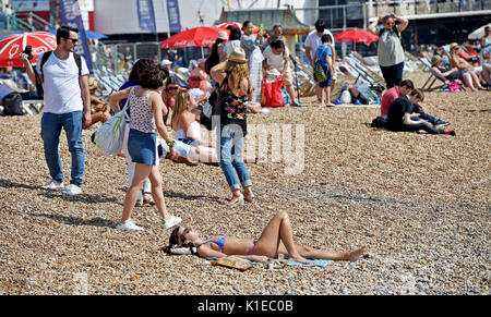 Brighton, UK. 27 Aug, 2017. Menschenmassen genießen Sie die schönen heißen, sonnigen Wetter am Strand von Brighton heute als Temperaturen erwartet werden so hoch wie 28 Grad über die Bank Wochenende, das ist ein Rekord für August: Simon Dack/Alamy Leben Nachrichten zu erreichen. Stockfoto