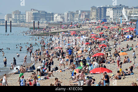 Brighton, UK. 27 Aug, 2017. Menschenmassen genießen Sie die schönen heißen, sonnigen Wetter am Strand von Brighton heute als Temperaturen erwartet werden so hoch wie 28 Grad über die Bank Wochenende, das ist ein Rekord für August: Simon Dack/Alamy Leben Nachrichten zu erreichen. Stockfoto