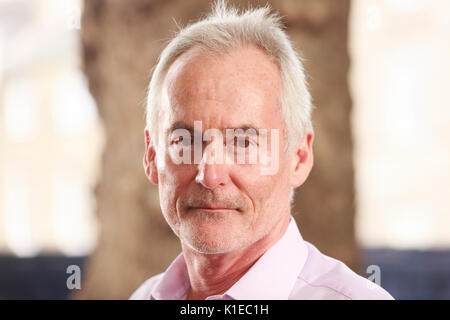 Edinburgh, Schottland, Großbritannien. 27 Aug, 2017. Tag 16 Edinburgh International Book Festival. Bild: Martin Sixsmith ist ein britischer Autor und Radio-/TV-Moderatorin, vor allem für die BBC. Credit: Pako Mera/Alamy leben Nachrichten Stockfoto