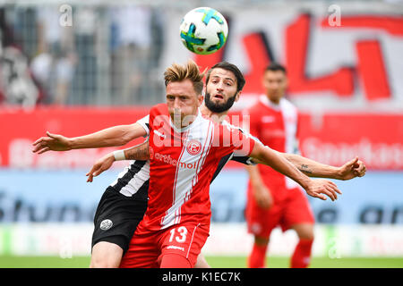 Sandhausen, Deutschland. 27 Aug, 2017. Sandhausen von Markus Karl (zurück) und der Düsseldorfer Adam Bodzek wetteifern um die Kugel während der zweiten Bundesligaspiel Lochfraß SV Sandhausen vs Fortuna Düsseldorf in der BWT-Stadion in Sandhausen, Deutschland, 27. August 2017. (Achtung: Auf der Grundlage der Akkreditierung die Bestimmungen der DFL, Veröffentlichung und weitere Nutzung im Internet und in online Medien während des Spiels ist an insgesamt 15 Bilder pro Spiel) Foto: Uwe Anspach/dpa/Alamy Leben Nachrichten begrenzt Stockfoto