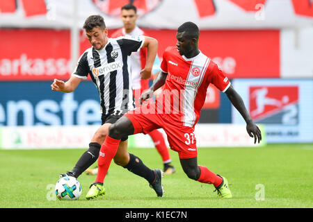 Sandhausen, Deutschland. 27 Aug, 2017. Sandhausen von Erik Zenga (L) und der Düsseldorfer Ihlas Bebou wetteifern um die Kugel während der zweiten Bundesligaspiel Lochfraß SV Sandhausen vs Fortuna Düsseldorf in der BWT-Stadion in Sandhausen, Deutschland, 27. August 2017. (Achtung: Auf der Grundlage der Akkreditierung die Bestimmungen der DFL, Veröffentlichung und weitere Nutzung im Internet und in online Medien während des Spiels ist an insgesamt 15 Bilder pro Spiel) Foto: Uwe Anspach/dpa/Alamy Leben Nachrichten begrenzt Stockfoto