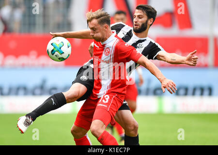 Sandhausen, Deutschland. 27 Aug, 2017. Sandhausen von Markus Karl (R) und der Düsseldorfer Adam Bodzek wetteifern um die Kugel während der zweiten Bundesligaspiel Lochfraß SV Sandhausen vs Fortuna Düsseldorf in der BWT-Stadion in Sandhausen, Deutschland, 27. August 2017. (Achtung: Auf der Grundlage der Akkreditierung die Bestimmungen der DFL, Veröffentlichung und weitere Nutzung im Internet und in online Medien während des Spiels ist an insgesamt 15 Bilder pro Spiel) Foto: Uwe Anspach/dpa/Alamy Leben Nachrichten begrenzt Stockfoto