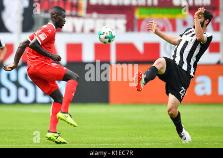 Sandhausen, Deutschland. 27 Aug, 2017. Sandhausen von Markus Karl (R) und der Düsseldorfer Ihlas Bebou wetteifern um die Kugel während der zweiten Bundesligaspiel Lochfraß SV Sandhausen vs Fortuna Düsseldorf in der BWT-Stadion in Sandhausen, Deutschland, 27. August 2017. (Achtung: Auf der Grundlage der Akkreditierung die Bestimmungen der DFL, Veröffentlichung und weitere Nutzung im Internet und in online Medien während des Spiels ist an insgesamt 15 Bilder pro Spiel) Foto: Uwe Anspach/dpa/Alamy Leben Nachrichten begrenzt Stockfoto