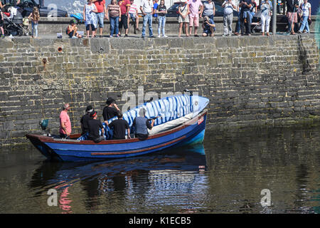 Aberaeron Wales, UK. 26 Aug, 2017. Samstag, 26/08/2017 den Hafen Aberaeron WEST WALES UK Bands und eine Parade, geführt von einem 20-Fuß-Fisch, die Fiesta sieht den Fischerort ehren die Makrele. Der Hafen, Aberaeron. Eine Feier des demütigen Fisch die 20 ft Fisch ist broutinto den Hafen auf eine Fledermaus und dann vorgeführt, um die Stadt von Aberaeron und bei Sonnenuntergang auf dem Meer verbrannt. Credit: Andrew chittock/Alamy leben Nachrichten Stockfoto