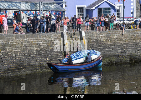 Aberaeron Wales, UK. 26 Aug, 2017. Samstag, 26/08/2017 den Hafen Aberaeron WEST WALES UK Bands und eine Parade, geführt von einem 20-Fuß-Fisch, die Fiesta sieht den Fischerort ehren die Makrele. Der Hafen, Aberaeron. Eine Feier des demütigen Fisch die 20 ft Fisch ist broutinto den Hafen auf eine Fledermaus und dann vorgeführt, um die Stadt von Aberaeron und bei Sonnenuntergang auf dem Meer verbrannt. Credit: Andrew chittock/Alamy leben Nachrichten Stockfoto