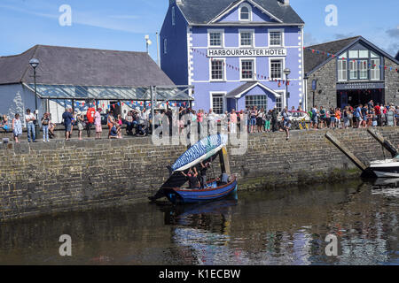 Aberaeron Wales, UK. 26 Aug, 2017. Samstag, 26/08/2017 den Hafen Aberaeron WEST WALES UK Bands und eine Parade, geführt von einem 20-Fuß-Fisch, die Fiesta sieht den Fischerort ehren die Makrele. Der Hafen, Aberaeron. Eine Feier des demütigen Fisch die 20 ft Fisch ist broutinto den Hafen auf eine Fledermaus und dann vorgeführt, um die Stadt von Aberaeron und bei Sonnenuntergang auf dem Meer verbrannt. Credit: Andrew chittock/Alamy leben Nachrichten Stockfoto