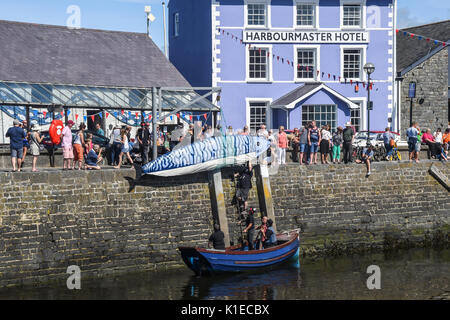 Aberaeron Wales, UK. 26 Aug, 2017. Samstag, 26/08/2017 den Hafen Aberaeron WEST WALES UK Bands und eine Parade, geführt von einem 20-Fuß-Fisch, die Fiesta sieht den Fischerort ehren die Makrele. Der Hafen, Aberaeron. Eine Feier des demütigen Fisch die 20 ft Fisch ist broutinto den Hafen auf eine Fledermaus und dann vorgeführt, um die Stadt von Aberaeron und bei Sonnenuntergang auf dem Meer verbrannt. Credit: Andrew chittock/Alamy leben Nachrichten Stockfoto