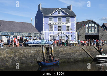 Aberaeron Wales, UK. 26 Aug, 2017. Samstag, 26/08/2017 den Hafen Aberaeron WEST WALES UK Bands und eine Parade, geführt von einem 20-Fuß-Fisch, die Fiesta sieht den Fischerort ehren die Makrele. Der Hafen, Aberaeron. Eine Feier des demütigen Fisch die 20 ft Fisch ist broutinto den Hafen auf eine Fledermaus und dann vorgeführt, um die Stadt von Aberaeron und bei Sonnenuntergang auf dem Meer verbrannt. Credit: Andrew chittock/Alamy leben Nachrichten Stockfoto