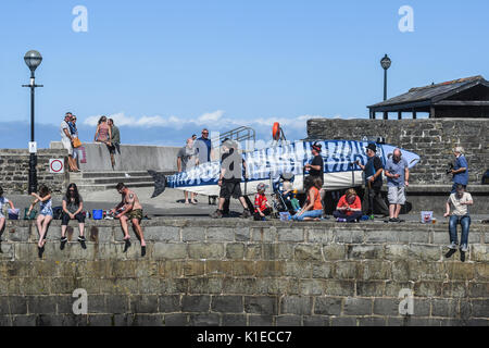 Aberaeron Wales, UK. 26 Aug, 2017. Samstag, 26/08/2017 den Hafen Aberaeron WEST WALES UK Bands und eine Parade, geführt von einem 20-Fuß-Fisch, die Fiesta sieht den Fischerort ehren die Makrele. Der Hafen, Aberaeron. Eine Feier des demütigen Fisch die 20 ft Fisch ist broutinto den Hafen auf eine Fledermaus und dann vorgeführt, um die Stadt von Aberaeron und bei Sonnenuntergang auf dem Meer verbrannt. Credit: Andrew chittock/Alamy leben Nachrichten Stockfoto