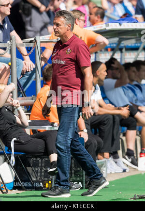 Bochum, Deutschland. 27 Aug, 2017. Dresden Leiter Trainer Uwe Neuhaus in der Bank der Trainer während der zweiten Bundesligaspiel Lochfraß vs Dynamo Dresden VfL Bochum in Bochum, Deutschland, 27. August 2017. (Achtung: Auf der Grundlage der Akkreditierung die Bestimmungen der DFL, Veröffentlichung und weitere Nutzung im Internet und in online Medien während des Spiels ist an insgesamt 15 Bilder pro Spiel) Foto: Guido Kirchner/dpa/Alamy Leben Nachrichten begrenzt Stockfoto