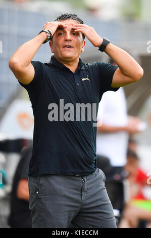 Sandhausen, Deutschland. 27 Aug, 2017. Sandhausen Haupttrainer Kenan Kocak gestikuliert während des zweiten Bundesligaspiel Lochfraß SV Sandhausen vs Fortuna Düsseldorf in der BWT-Stadion in Sandhausen, Deutschland, 27. August 2017. (Achtung: Auf der Grundlage der Akkreditierung die Bestimmungen der DFL, Veröffentlichung und weitere Nutzung im Internet und in online Medien während des Spiels ist an insgesamt 15 Bilder pro Spiel) Foto: Uwe Anspach/dpa/Alamy Leben Nachrichten begrenzt Stockfoto