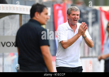 Sandhausen, Deutschland. 27 Aug, 2017. Düsseldorf Head Coach Friedhelm Funkel (R) gestikuliert während des zweiten Bundesligaspiel Lochfraß SV Sandhausen vs Fortuna Düsseldorf in der BWT-Stadion in Sandhausen, Deutschland, 27. August 2017. (Achtung: Auf der Grundlage der Akkreditierung die Bestimmungen der DFL, Veröffentlichung und weitere Nutzung im Internet und in online Medien während des Spiels ist an insgesamt 15 Bilder pro Spiel) Foto: Uwe Anspach/dpa/Alamy Leben Nachrichten begrenzt Stockfoto