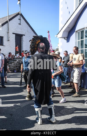 Aberaeron Wales, UK. 26 Aug, 2017. Samstag, 26/08/2017 den Hafen Aberaeron WEST WALES UK Bands und eine Parade, geführt von einem 20-Fuß-Fisch, die Fiesta sieht den Fischerort ehren die Makrele. Der Hafen, Aberaeron. Eine Feier des demütigen Fisch die 20 ft Fisch ist broutinto den Hafen auf eine Fledermaus und dann vorgeführt, um die Stadt von Aberaeron und bei Sonnenuntergang auf dem Meer verbrannt. Credit: Andrew chittock/Alamy leben Nachrichten Stockfoto