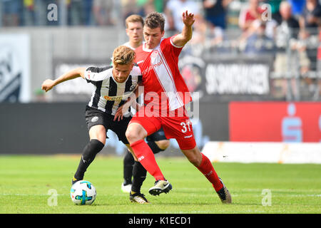 Sandhausen, Deutschland. 27 Aug, 2017. Sandhausen von Lucas Holer (L) und der Düsseldorfer Marcel Sobottka wetteifern um die Kugel während der zweiten Bundesligaspiel Lochfraß SV Sandhausen vs Fortuna Düsseldorf in der BWT-Stadion in Sandhausen, Deutschland, 27. August 2017. (Achtung: Auf der Grundlage der Akkreditierung die Bestimmungen der DFL, Veröffentlichung und weitere Nutzung im Internet und in online Medien während des Spiels ist an insgesamt 15 Bilder pro Spiel) Foto: Uwe Anspach/dpa/Alamy Leben Nachrichten begrenzt Stockfoto