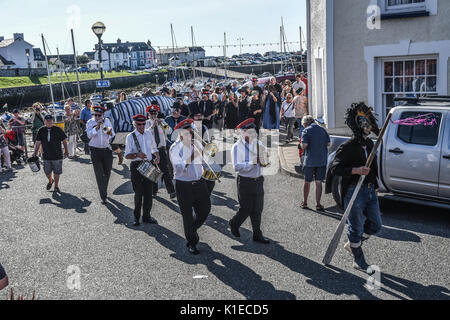 Aberaeron Wales, UK. 26 Aug, 2017. Samstag, 26/08/2017 den Hafen Aberaeron WEST WALES UK Bands und eine Parade, geführt von einem 20-Fuß-Fisch, die Fiesta sieht den Fischerort ehren die Makrele. Der Hafen, Aberaeron. Eine Feier des demütigen Fisch die 20 ft Fisch ist broutinto den Hafen auf eine Fledermaus und dann vorgeführt, um die Stadt von Aberaeron und bei Sonnenuntergang auf dem Meer verbrannt. Credit: Andrew chittock/Alamy leben Nachrichten Stockfoto