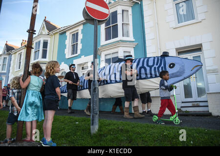 Aberaeron Wales, UK. 26 Aug, 2017. Samstag, 26/08/2017 den Hafen Aberaeron WEST WALES UK Bands und eine Parade, geführt von einem 20-Fuß-Fisch, die Fiesta sieht den Fischerort ehren die Makrele. Der Hafen, Aberaeron. Eine Feier des demütigen Fisch die 20 ft Fisch ist broutinto den Hafen auf eine Fledermaus und dann vorgeführt, um die Stadt von Aberaeron und bei Sonnenuntergang auf dem Meer verbrannt. Credit: Andrew chittock/Alamy leben Nachrichten Stockfoto