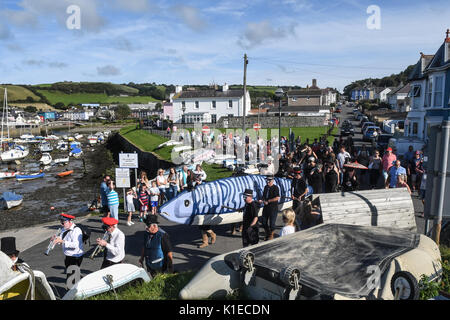 Aberaeron Wales, UK. 26 Aug, 2017. Samstag, 26/08/2017 den Hafen Aberaeron WEST WALES UK Bands und eine Parade, geführt von einem 20-Fuß-Fisch, die Fiesta sieht den Fischerort ehren die Makrele. Der Hafen, Aberaeron. Eine Feier des demütigen Fisch die 20 ft Fisch ist broutinto den Hafen auf eine Fledermaus und dann vorgeführt, um die Stadt von Aberaeron und bei Sonnenuntergang auf dem Meer verbrannt. Credit: Andrew chittock/Alamy leben Nachrichten Stockfoto