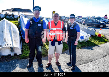 Aberaeron Wales, UK. 26 Aug, 2017. Samstag, 26/08/2017 den Hafen Aberaeron WEST WALES UK Bands und eine Parade, geführt von einem 20-Fuß-Fisch, die Fiesta sieht den Fischerort ehren die Makrele. Der Hafen, Aberaeron. Eine Feier des demütigen Fisch die 20 ft Fisch ist broutinto den Hafen auf eine Fledermaus und dann vorgeführt, um die Stadt von Aberaeron und bei Sonnenuntergang auf dem Meer verbrannt. Credit: Andrew chittock/Alamy leben Nachrichten Stockfoto