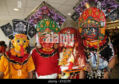 London, Großbritannien. 27 Aug, 2017. Die Maske der einige der vielen Götter, die in der nepalesischen Religion machen einen Auftritt auf der Nepalesischen Mela in Kempton Park Credit: Paul Quezada-Neiman/Alamy leben Nachrichten Stockfoto