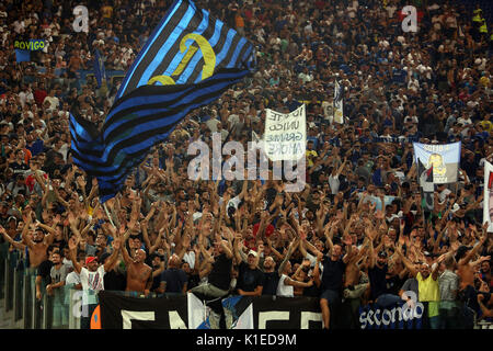 Stadio Olimpico, Rom, Italien. 26 Aug, 2017. Serie A Fussball. As Roma vs Inter. Inter Fans während des Spiels. Credit: Marco iacobucci/Alamy leben Nachrichten Stockfoto