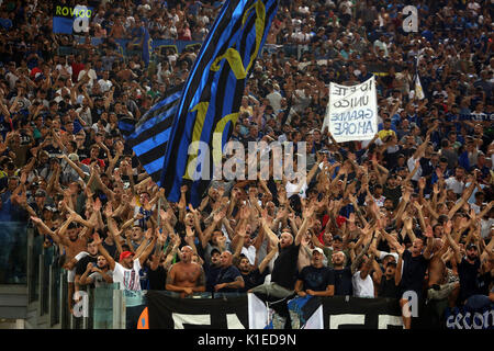 Stadio Olimpico, Rom, Italien. 26 Aug, 2017. Serie A Fussball. As Roma vs Inter. Inter Fans während des Spiels. Credit: Marco iacobucci/Alamy leben Nachrichten Stockfoto