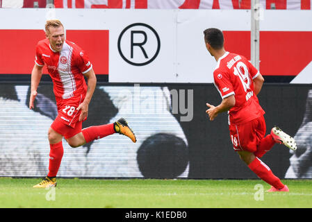 Sandhausen, Deutschland. 27 Aug, 2017. Der Düsseldorfer Rouwen Hennings (L) und davor Lovren feiern das 1:2 in der zweiten Bundesliga match Lochfraß SV Sandhausen vs Fortuna Düsseldorf in der BWT-Stadion in Sandhausen, Deutschland, 27. August 2017. (Achtung: Auf der Grundlage der Akkreditierung die Bestimmungen der DFL, Veröffentlichung und weitere Nutzung im Internet und in online Medien während des Spiels ist an insgesamt 15 Bilder pro Spiel) Foto: Uwe Anspach/dpa/Alamy Leben Nachrichten begrenzt Stockfoto