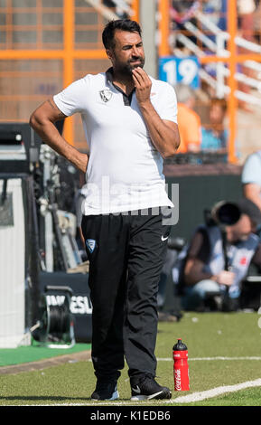 Bochum, Deutschland. 27 Aug, 2017. Bochum Haupttrainer Ismail Atalan steht auf den Nebenerwerben während der zweiten Bundesligaspiel Lochfraß vs Dynamo Dresden VfL Bochum in Bochum, Deutschland, 27. August 2017. (Achtung: Auf der Grundlage der Akkreditierung die Bestimmungen der DFL, Veröffentlichung und weitere Nutzung im Internet und in online Medien während des Spiels ist an insgesamt 15 Bilder pro Spiel) Foto: Guido Kirchner/dpa/Alamy Leben Nachrichten begrenzt Stockfoto