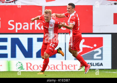 Sandhausen, Deutschland. 27 Aug, 2017. Der Düsseldorfer Rouwen Hennings (L) und davor Lovren feiern das 1:2 in der zweiten Bundesliga match Lochfraß SV Sandhausen vs Fortuna Düsseldorf in der BWT-Stadion in Sandhausen, Deutschland, 27. August 2017. (Achtung: Auf der Grundlage der Akkreditierung die Bestimmungen der DFL, Veröffentlichung und weitere Nutzung im Internet und in online Medien während des Spiels ist an insgesamt 15 Bilder pro Spiel) Foto: Uwe Anspach/dpa/Alamy Leben Nachrichten begrenzt Stockfoto