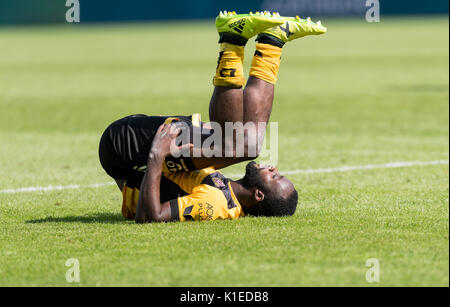 Bochum, Deutschland. 27 Aug, 2017. Dresdens Erich Berko wirft sich auf dem Spielfeld enttäuscht nach der 2. Bundesliga match Lochfraß Dynamo Dresden VfL Bochum in Bochum, Deutschland, 27. August 2017 vs. (Achtung: Auf der Grundlage der Akkreditierung die Bestimmungen der DFL, Veröffentlichung und weitere Nutzung im Internet und in online Medien während des Spiels ist an insgesamt 15 Bilder pro Spiel) Foto: Guido Kirchner/dpa/Alamy Leben Nachrichten begrenzt Stockfoto