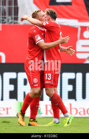 Sandhausen, Deutschland. 27 Aug, 2017. Der Düsseldorfer Rouwen Hennings (L) und Adam Bodzek feiern das 1:2 in der zweiten Bundesliga match Lochfraß SV Sandhausen vs Fortuna Düsseldorf in der BWT-Stadion in Sandhausen, Deutschland, 27. August 2017. (Achtung: Auf der Grundlage der Akkreditierung die Bestimmungen der DFL, Veröffentlichung und weitere Nutzung im Internet und in online Medien während des Spiels ist an insgesamt 15 Bilder pro Spiel) Foto: Uwe Anspach/dpa/Alamy Leben Nachrichten begrenzt Stockfoto