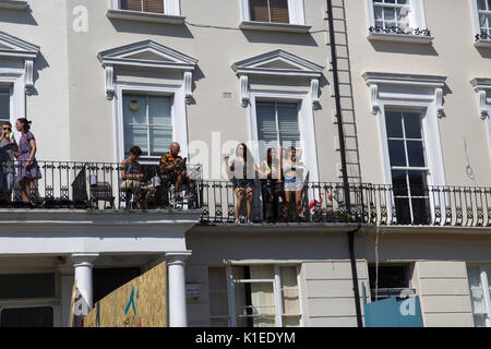 Notting Hill, Großbritannien. 27 Aug, 2017. Notting Hill Carnival Family Day Parade findet in London als Kinder präsentieren Ihre extravaganten Kostümen und Tanz entlang der Karneval Route zu den Rhythmen von Mobile Sound Systeme oder Steel Bands Credit: Keith Larby/Alamy leben Nachrichten Stockfoto