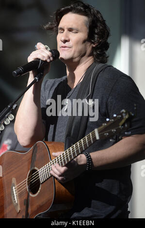 New York, Vereinigte Staaten von Amerika. 25 Aug, 2017. Joe Nichols führt live auf der Bühne bei "FOX & Friends Alle amerikanischen Konzertreihen' an der Fox Studios auf 25, 2017 in New York City. | Verwendung der weltweiten Kredit: dpa/Alamy leben Nachrichten Stockfoto