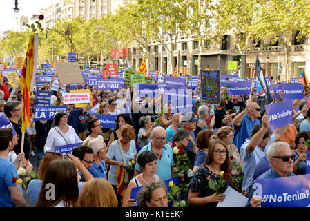 Barcelona, Spanien. 26. August 2017. Protest gegen Terrorismus in einer Demonstration, die in Barcelona stattfand, nach zwei Anschlägen mehr als 10 Menschen getötet und etwa 100 verletzt in Barcelona und Salou (Spanien). Stockfoto