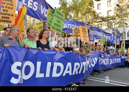 Barcelona, Spanien. 26. August 2017. Protest gegen Terrorismus in einer Demonstration, die in Barcelona stattfand, nach zwei Anschlägen mehr als 10 Menschen getötet und etwa 100 verletzt in Barcelona und Salou (Spanien). Stockfoto