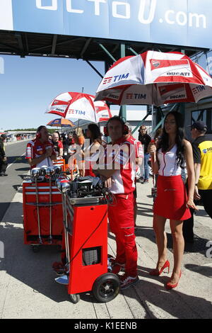 Silverstone, Großbritannien. 27 Aug, 2017. Mannschaften bereiten sich auf die gid vor der OCTO britischen MotoGP Credit: Motofoto/Alamy Leben Nachrichten zu gehen Stockfoto