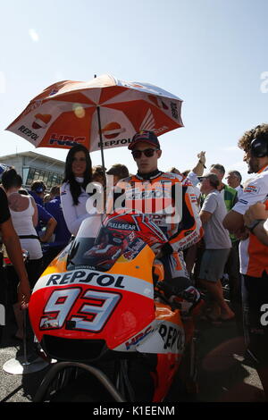 Silverstone, Großbritannien. 27 Aug, 2017. Marc Marquez starrt, der Fotograf vor Beginn der OCTO britischen MotoGP Credit: Motofoto/Alamy leben Nachrichten Stockfoto