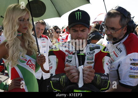 Silverstone, Großbritannien. 27 Aug, 2017. Val Crutchlow bereitet sich auf den Start der OCTO britischen MotoGP mit seinem Honda Team Credit: Motofoto/Alamy leben Nachrichten Stockfoto