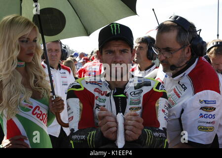 Silverstone, Großbritannien. 27 Aug, 2017. Val Crutchlow bereitet sich auf den Start der OCTO britischen MotoGP mit seinem Honda Team Credit: Motofoto/Alamy leben Nachrichten Stockfoto