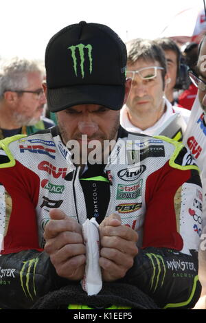 Silverstone, Großbritannien. 27 Aug, 2017. Val Crutchlow bereitet sich auf den Start der OCTO britischen MotoGP mit seinem Honda Team Credit: Motofoto/Alamy leben Nachrichten Stockfoto