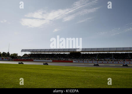 Silverstone, Großbritannien. 27 Aug, 2017. Aktion an der berühmten Woodcote Corner während der OCTO britischen MotoGP Credit: Motofoto/Alamy leben Nachrichten Stockfoto