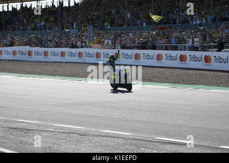 Silverstone, Großbritannien. 27 Aug, 2017. Valentino Rossi Gruß seiner treuen Fans im Ziel der OCTO britischen MotoGP Credit: Motofoto/Alamy leben Nachrichten Stockfoto