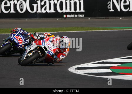 Silverstone, Großbritannien. 27 Aug, 2017. Dovizioso (Ducati) hält Vinales an der Bucht für seinen Gewinn an der OCTO britischen MotoGP Credit: Motofoto/Alamy leben Nachrichten Stockfoto