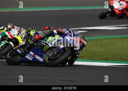 Silverstone, Großbritannien. 27 Aug, 2017. Vinales, hält vor crutchlow für zweiten Platz an der OCTO britischen MotoGP Credit: Motofoto/Alamy leben Nachrichten Stockfoto