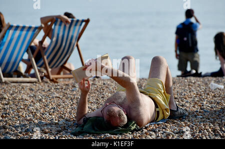 Brighton, UK. 27 Aug, 2017. Menschenmassen genießen Sie die schönen heißen, sonnigen Wetter am Strand von Brighton heute als Temperaturen erwartet werden so hoch wie 28 Grad über die Bank Holiday Wochenende, das ist ein Rekord für August: Simon Dack/Alamy Leben Nachrichten zu erreichen. Stockfoto